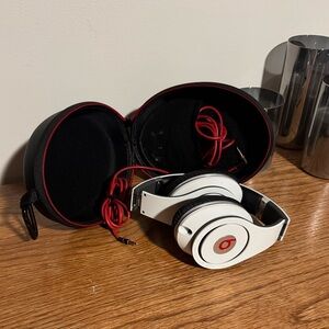 White Studio Beats White - 1st Gen